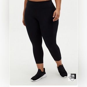 Torrid Black Size 6XL Performance Lite Crop Active Legging